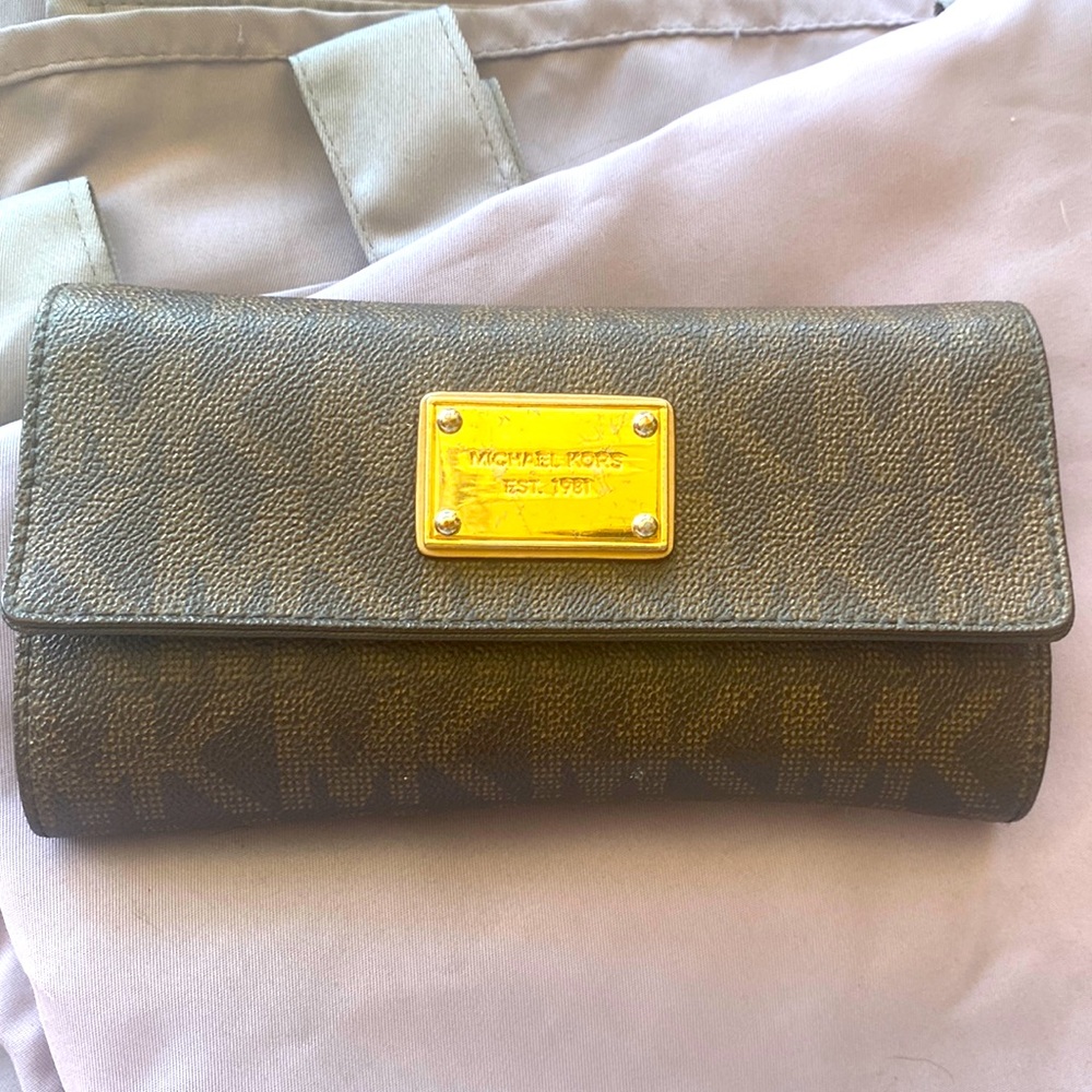Michael kors wallet some stretches on face plate used